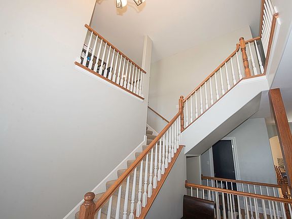 3rd image of 852 Karen Ln