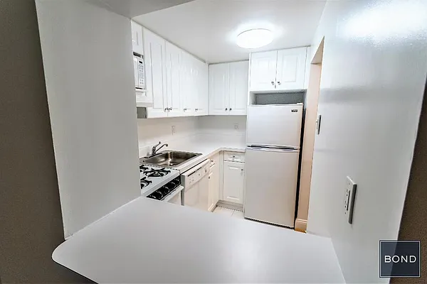 Rented by Bond New York | media 23