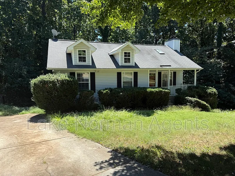 3 bed, 2.0 bath, 1024 sqft, $1,900 — Photo 1