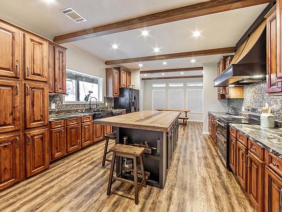 5th image of 104 Madewood Pl