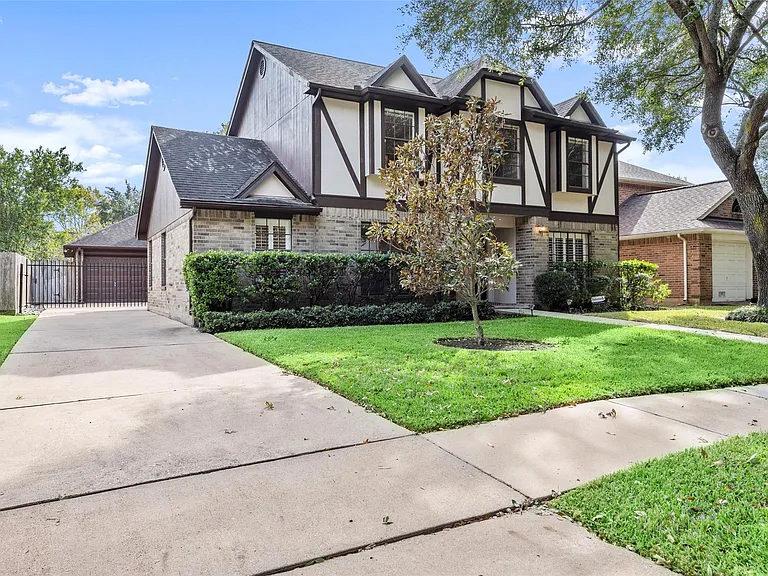 2415 Parkwood Ln — Photo 3