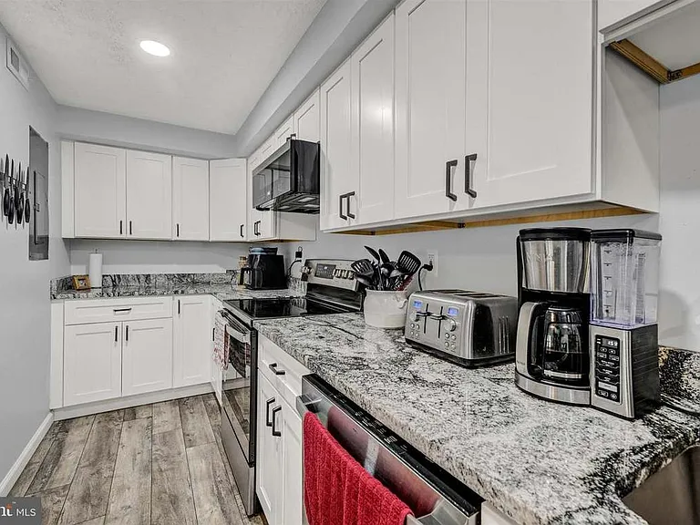 300 Long Cove Ln — Photo 6