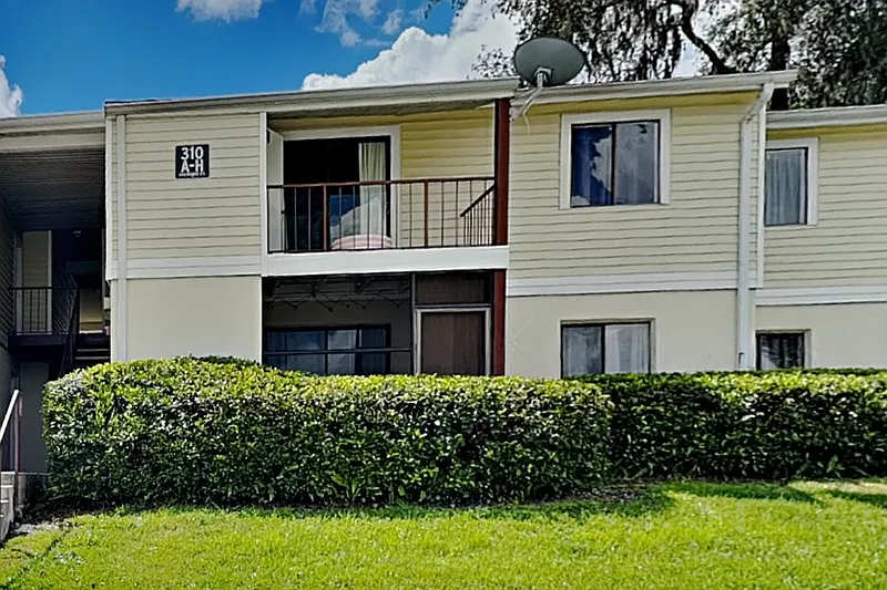 310 Cherokee Ct — Photo 1