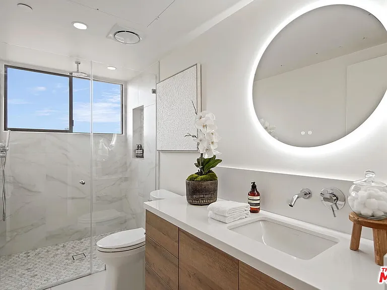 1533 N Vista St #101 — Photo 7