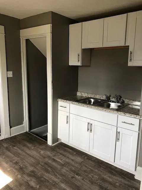 416 Lawrence Ave photo 1