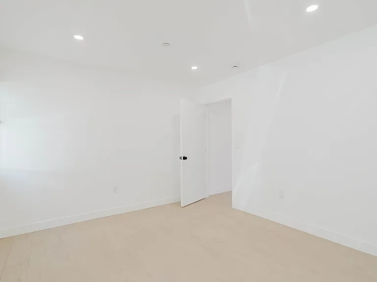5654 1/4 Cartwright Ave — Photo 10