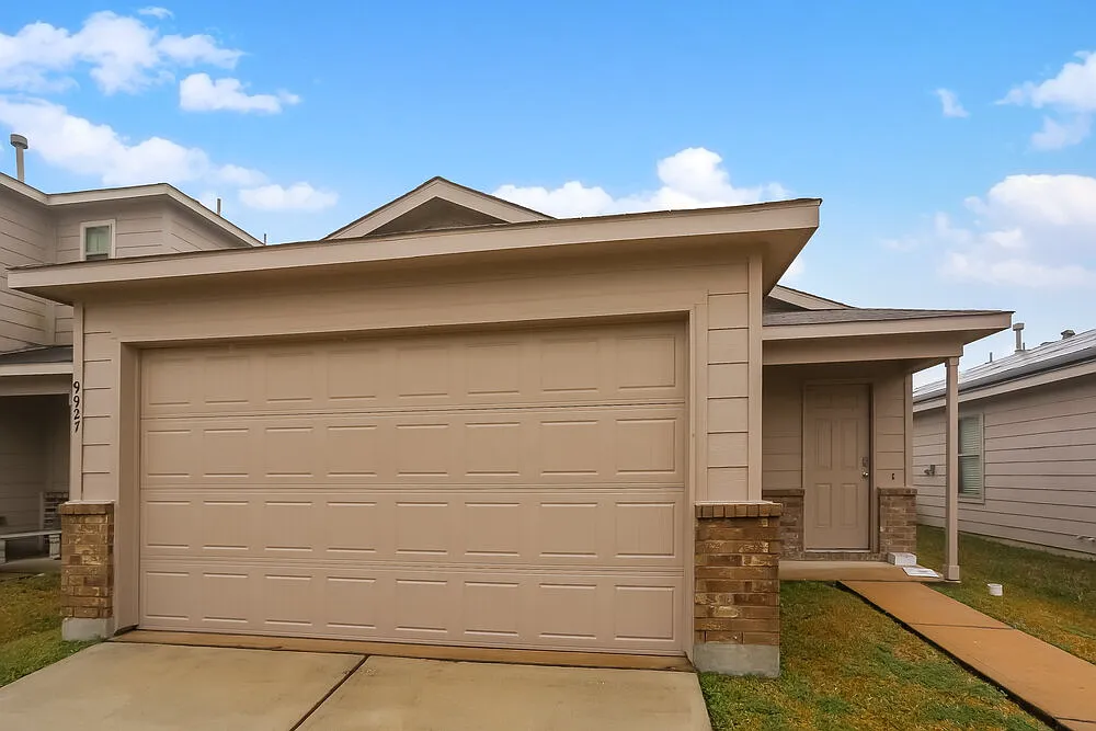 3 bed, 2.0 bath, 1530 sqft, $2,025 — Photo 1