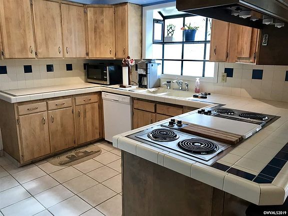 5th image of 422 Hollyhock Pl N