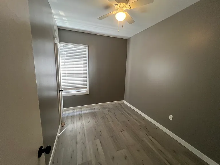 2414 Marshall St — Photo 5
