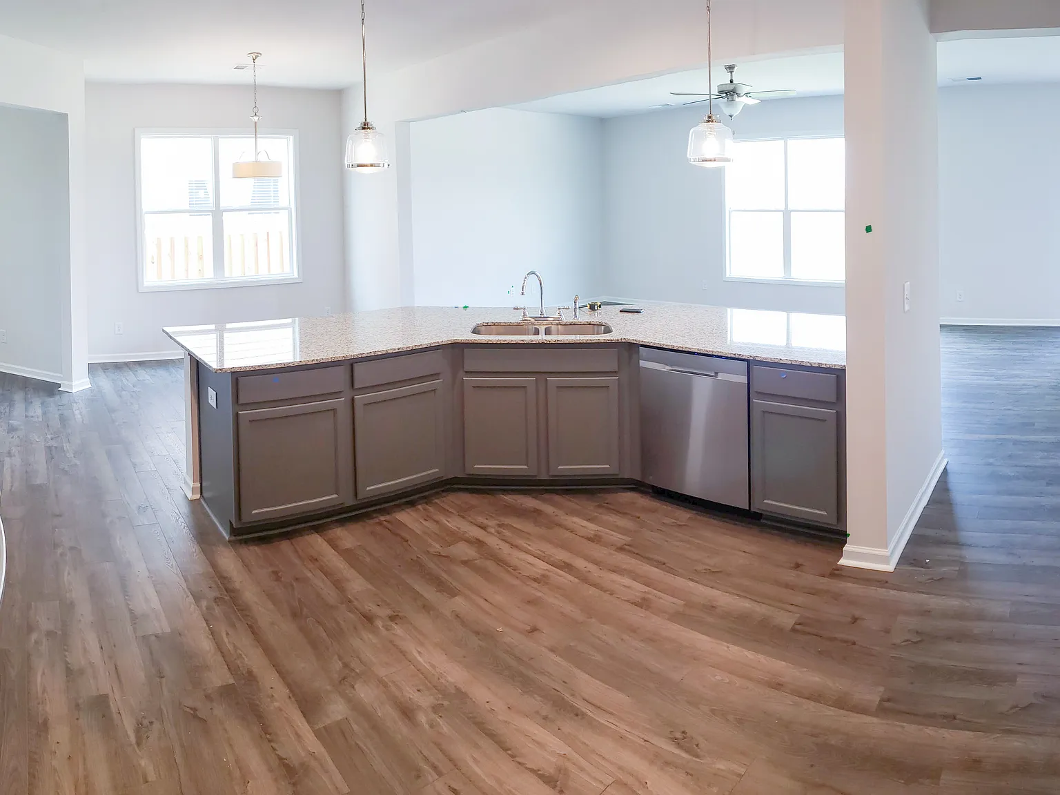 3 bed, 2.5 bath, 2264 sqft, $1,975 — Photo 3