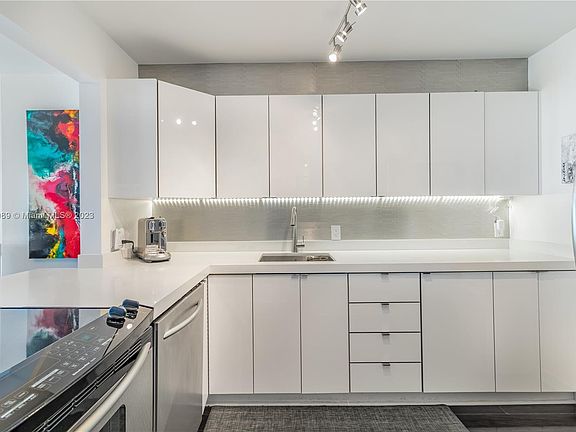 3rd image of 1228 West Ave APT 1509