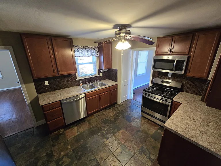 915 Westglen Dr — Photo 5