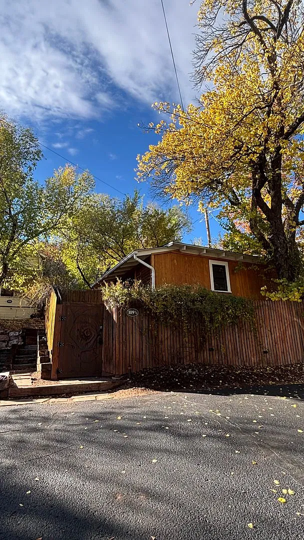 Adorable Charming Manitou Springs Studio with Private Yard — Photo 3