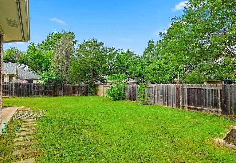 10008 Lachlan Dr — Photo 24