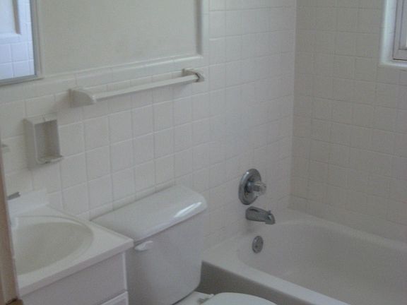 4th image of 5711 Whitney Ave APT 4