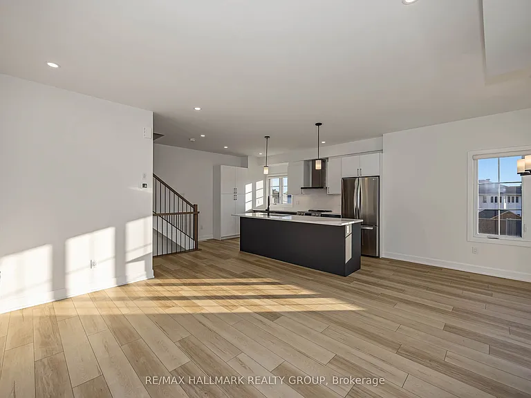 422 Rolling Meadow Cres — Photo 18