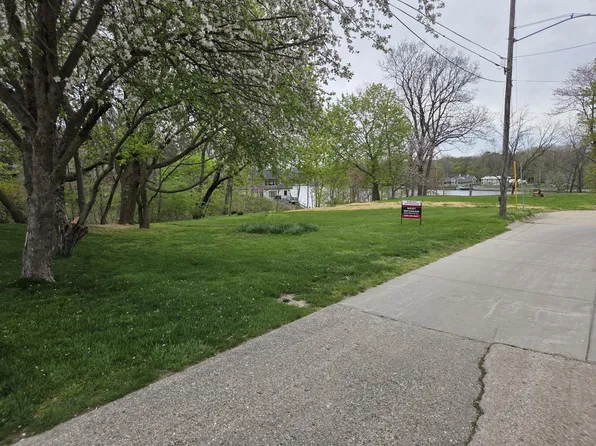 1225 Lane Dr, Saint Joseph, MI 49085