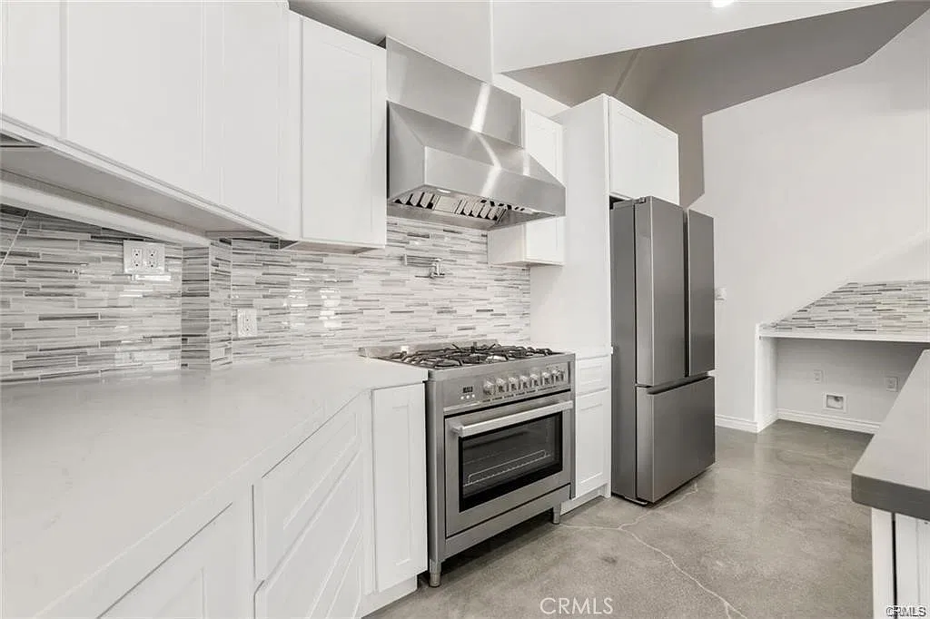 3 bed, 2.5 bath, 2728 sqft, $7,995 — Photo 4