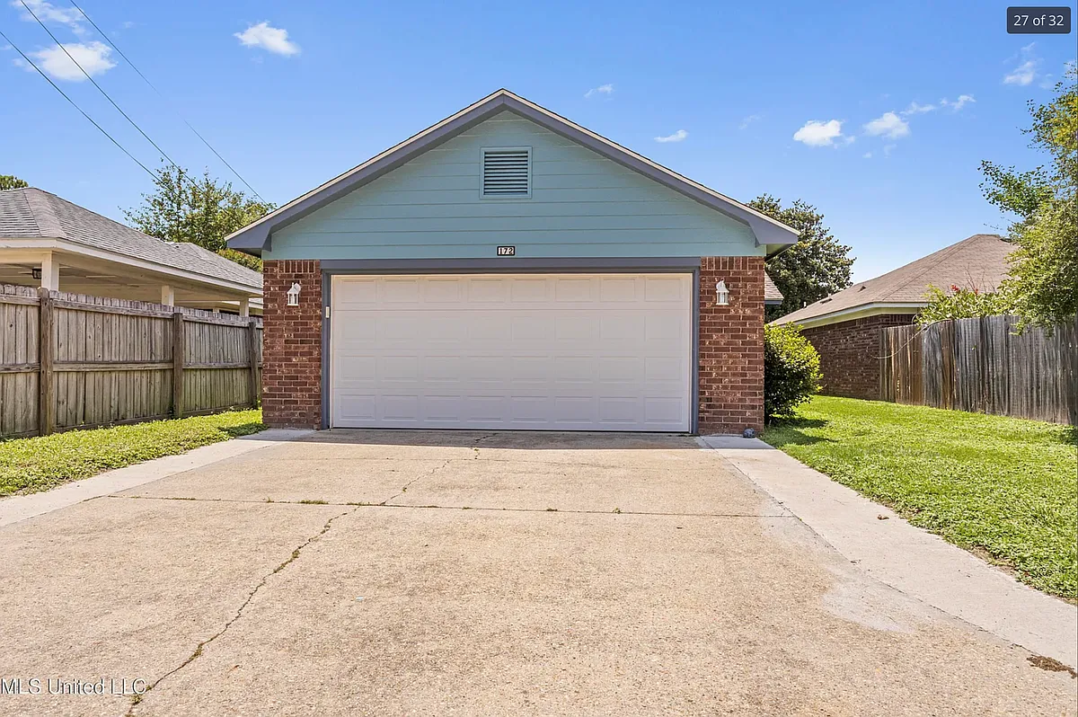 Building Photo - Briarfield Ave