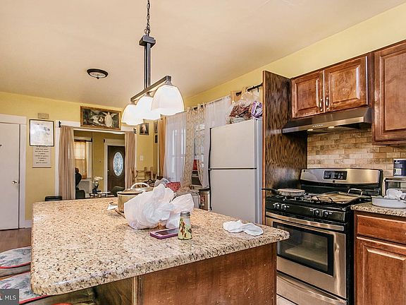 4th image of 1006 Stanbridge St