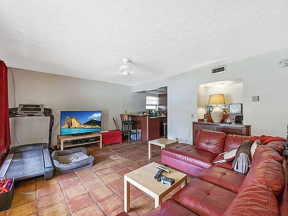 2nd image of 302 N E St