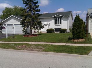 29 Evergreen Dr, Streamwood, IL 60107