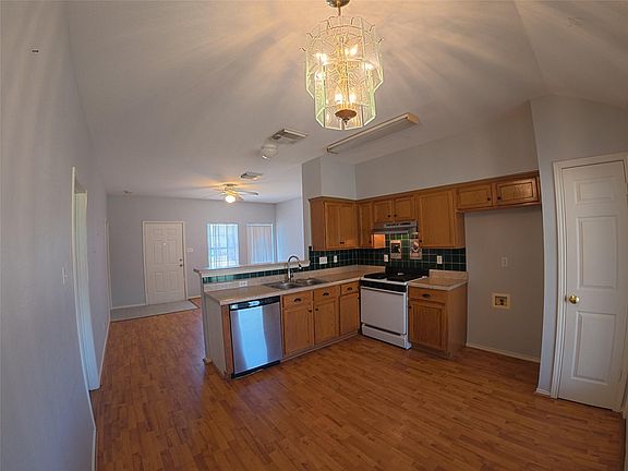 4th image of 305 China Cv