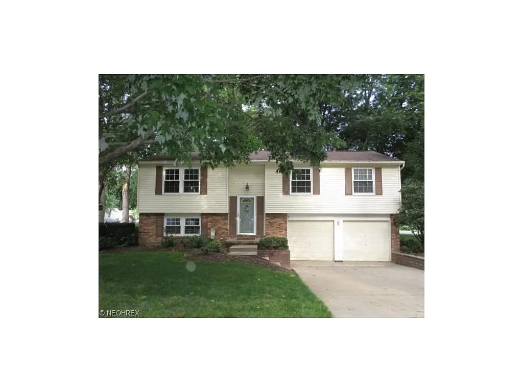 7653 Raglan Dr NE photo 1