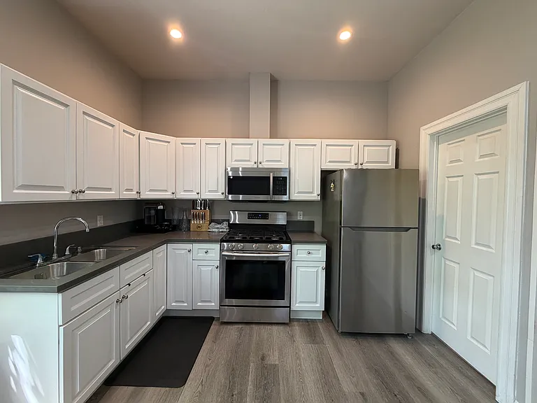 9316 Roslyndale Ave — Photo 4