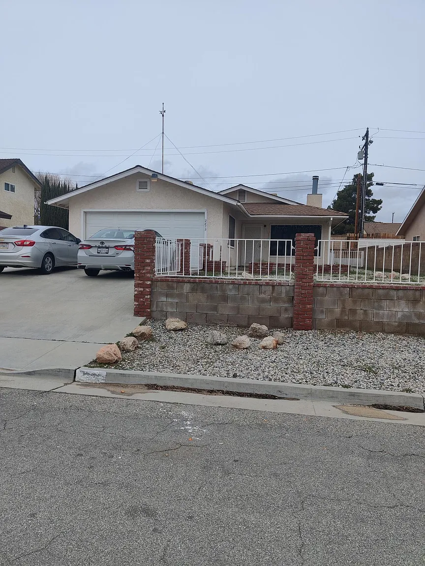 2873 Delmar Ave photo 1