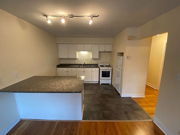 3rd image of 1441 N Franklin Pl APT 19