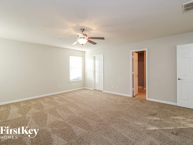 109 Sydney Ct — Photo 8