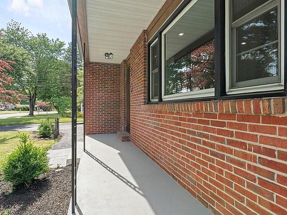 4th image of 20 Rockland Rd