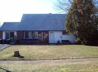 27 Larkspur Rd, Levittown, PA 19056