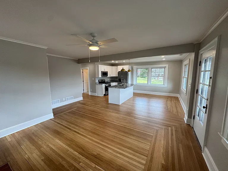724 S Grand Ave — Photo 3