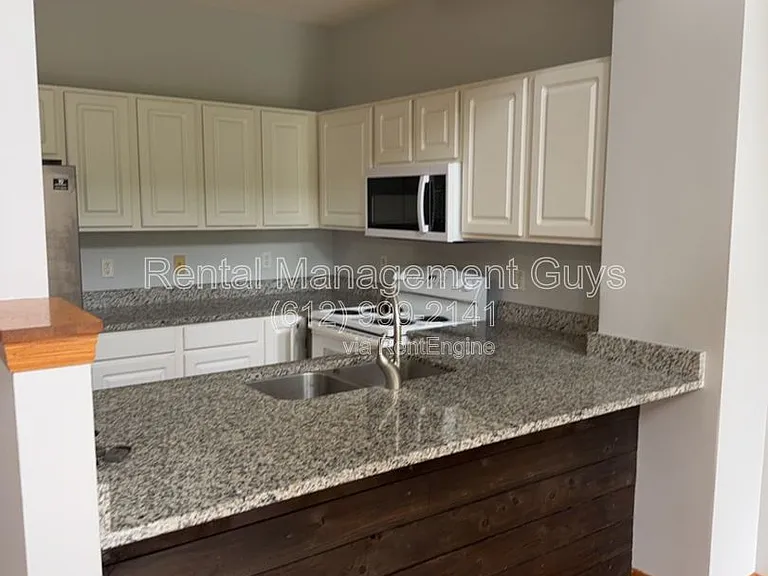 1013 Newport Ave — Photo 6