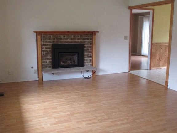 3rd image of 9609 Woodland Ave E