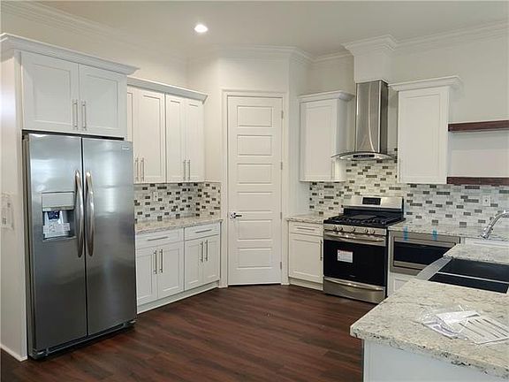 4th image of 51 Packenham Ave