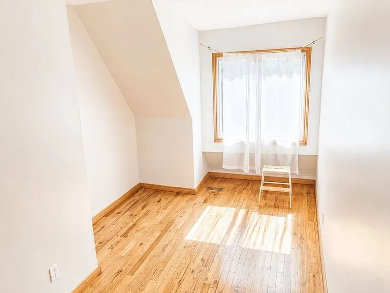 908 Ossington Ave #UPPER — Photo 9