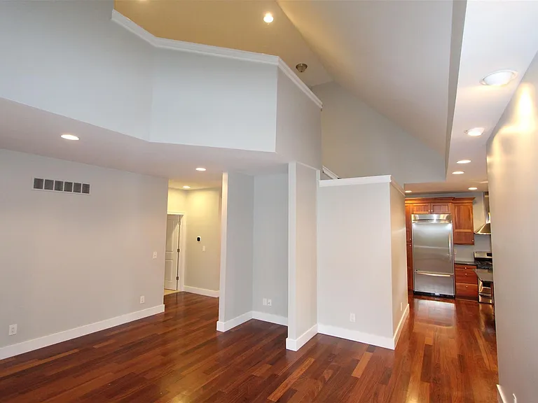 1090 Oakwood Dr — Photo 6