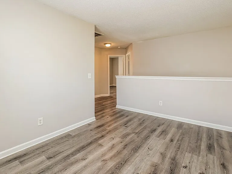555 River View Dr — Photo 8
