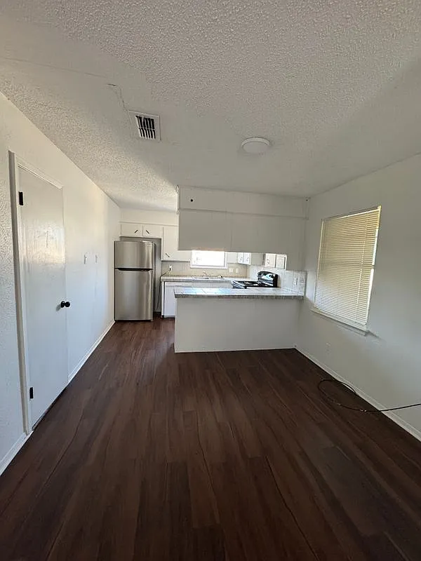2 bed, 1.0 bath, 988 sqft, $900 — Photo 4