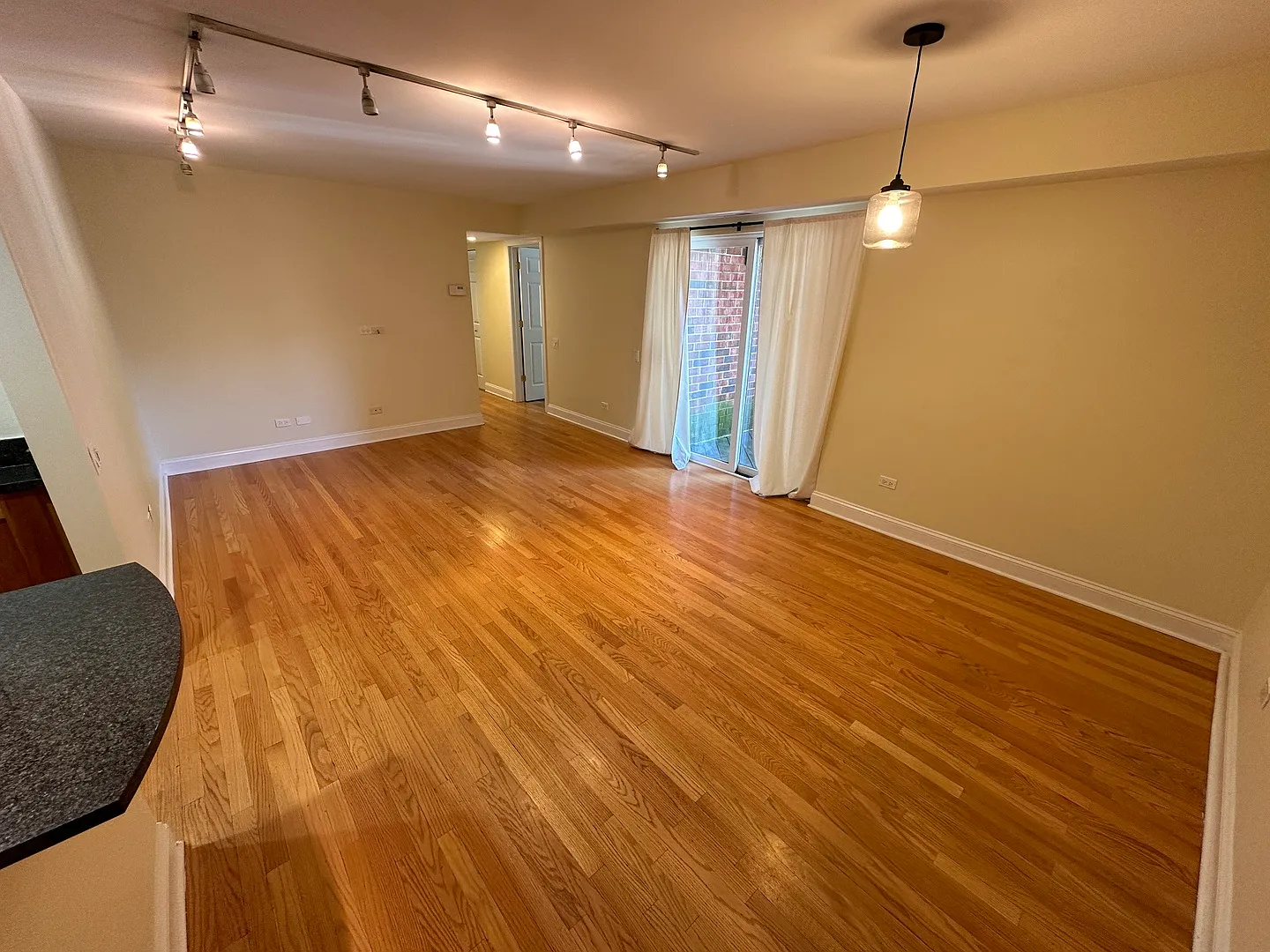 2 bed, 1000 sqft, $4,200 — Photo 2
