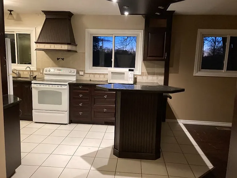 362 Victoria St S #1 — Photo 6