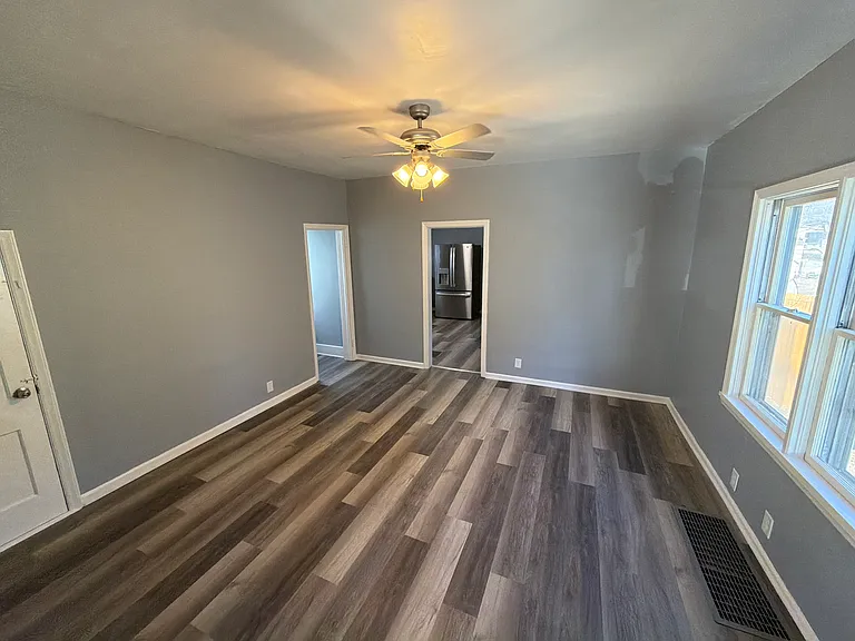 1517 Commercial St — Photo 6