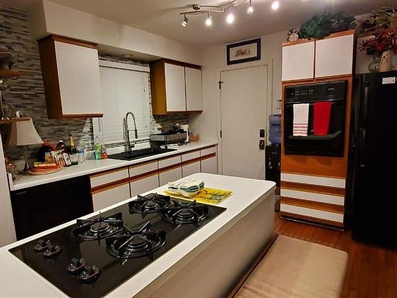 2nd image of 2035 Beverly St