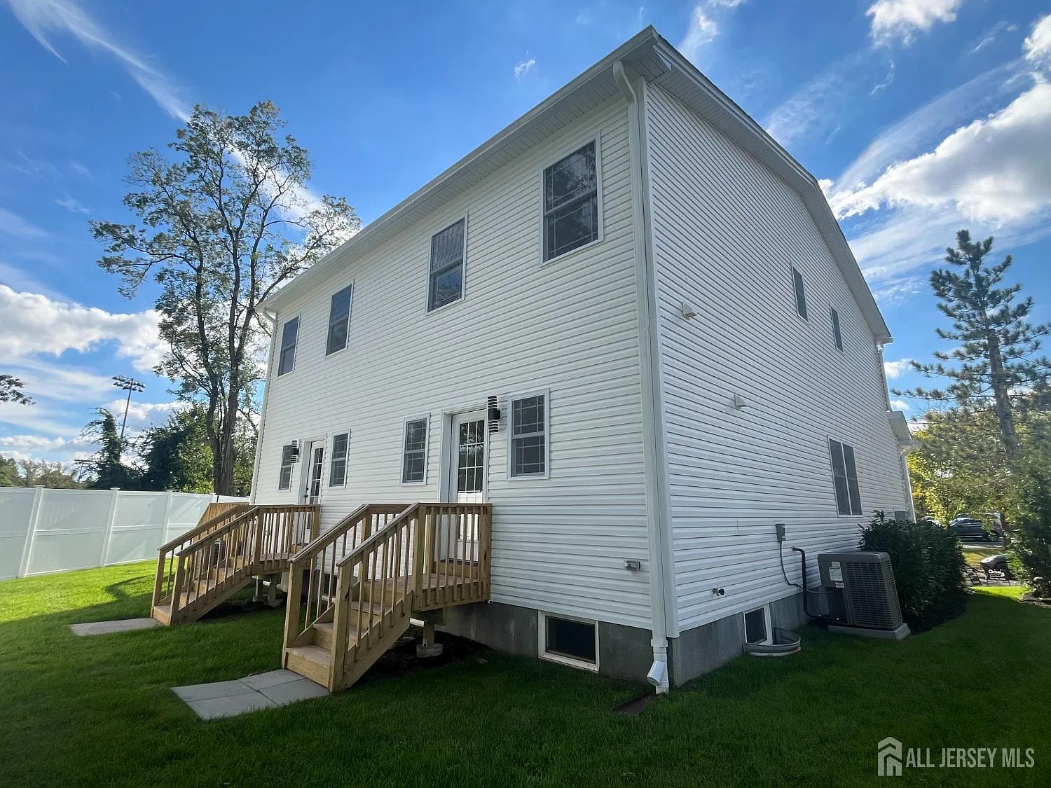 2 bed, 4.0 bath, 1600 sqft, $3,000 — Photo 4