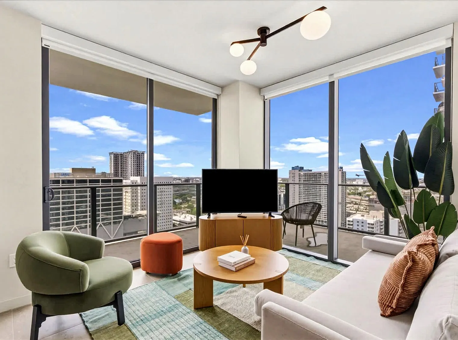 2 bed, 2.0 bath, 818 sqft, $3,807 — Photo 4