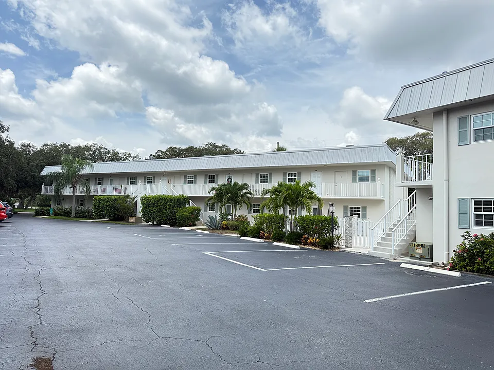 900 Jasmine Ln #6B