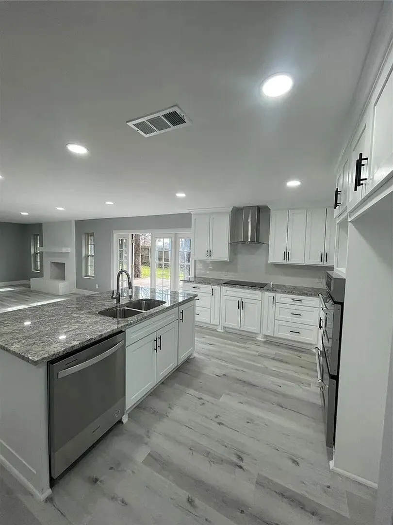 Room in 4 Bedroom Home in Hurst — Photo 1